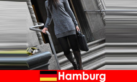 Les dames élégantes de Hambourg gâtent les voyageurs avec un service d'escorte exclusif et discret