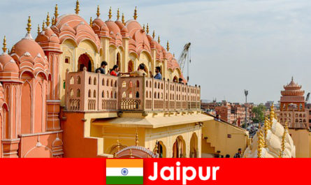 Des palais impressionnants et la dernière mode peuvent être trouvés par les touristes à Jaipur en Inde