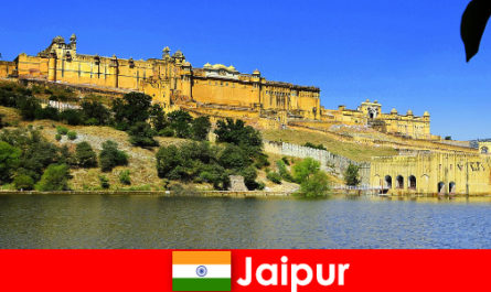Les étrangers à Jaipur adorent les puissants temples