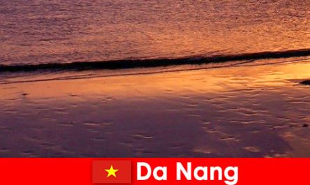 Da Nang est une ville côtière du centre du Vietnam et est populaire pour ses plages de sable