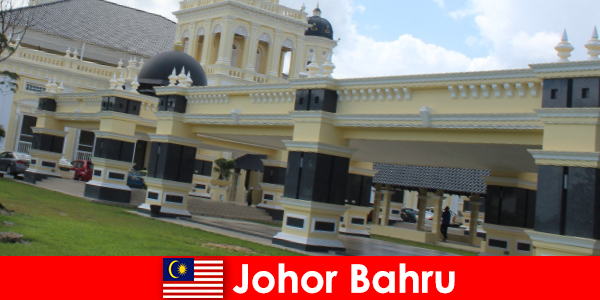 Johor Bahru la ville au port attire non seulement les croyants à l’ancienne mosquée mais aussi les touristes