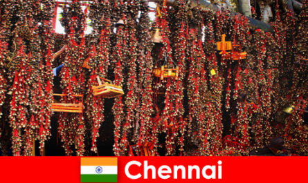 Des sons et des danses indigènes dans le temple attendent des étrangers à Chennai en Inde