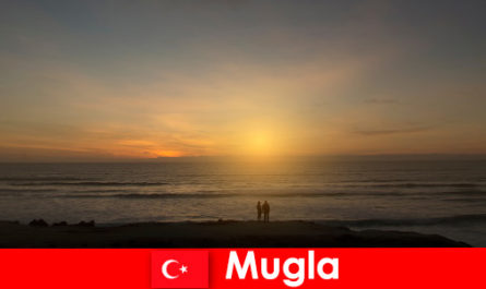 Voyage d'été à Mugla en Turquie avec des baies pittoresques pour les amoureux du cœur de la ville