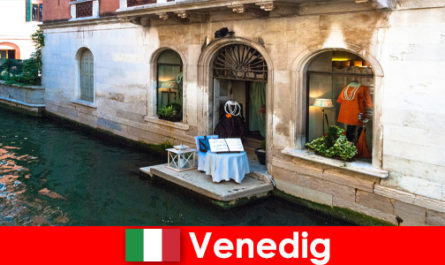 Expérience de voyage pure pour les touristes du shopping dans la vieille ville de Venise en Italie
