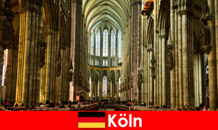 Pèlerinage pour les étrangers aux trois saints rois dans la cathédrale de Cologne
