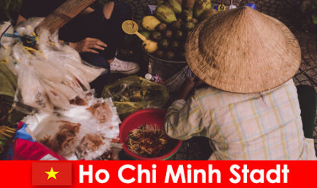 Les étrangers essaient la variété de stands de nourriture à Ho Chi Minh City Vietnam