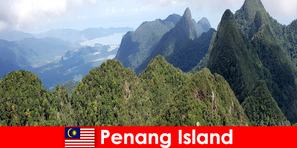 Les vacanciers explorent les grands espaces avec le funiculaire de l’île de Penang en Malaisie