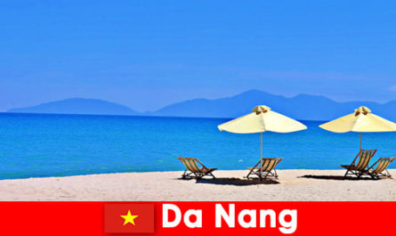 Les touristes à forfait se détendent sur les plages bleu azur de Da Nang au Vietnam