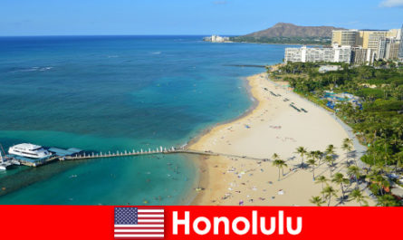 Une destination typique pour les touristes de détente au bord de la mer est Honolulu aux États-Unis