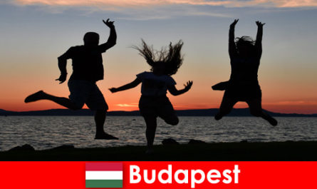 Budapest Hongrie pour les jeunes fêtards avec musique et boissons bon marché dans les bars et clubs
