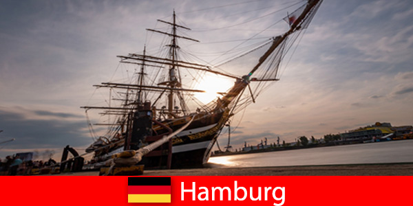 Allemagne Débarquement dans le port de Hambourg vers le marché aux poissons pour les gourmets du voyage