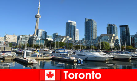 Toronto au Canada est une métropole moderne en bord de mer très populaire auprès des touristes de la ville