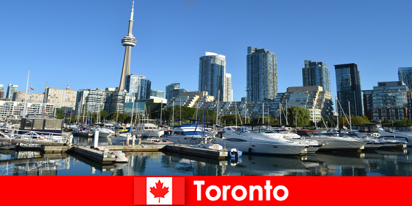 Toronto au Canada est une métropole moderne en bord de mer très populaire auprès des touristes de la ville
