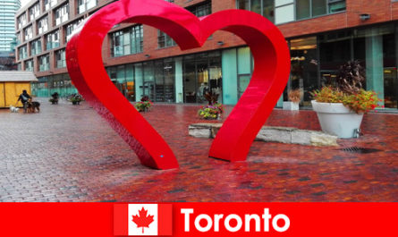 Toronto Canada en tant que ville colorée est vécue par les visiteurs étrangers comme une métropole multiculturelle