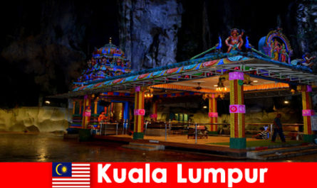 Kuala Lumpur Malaisie donne aux voyageurs un aperçu approfondi des anciennes grottes calcaires