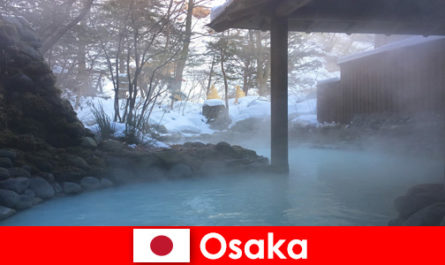 Osaka Japon propose aux curistes de se baigner dans des sources chaudes