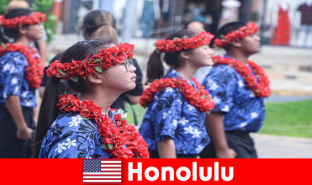 Les invités étrangers aiment les échanges culturels avec les résidents locaux à Honolulu États-Unis