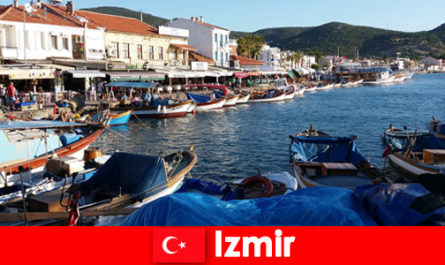 Les voyageurs actifs font la navette entre la ville et la plage à Izmir Turquie