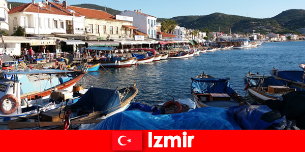 Les voyageurs actifs font la navette entre la ville et la plage à Izmir Turquie