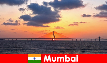 Les voyageurs asiatiques sont enthousiasmés par la modernité et la tradition de Mumbai en Inde
