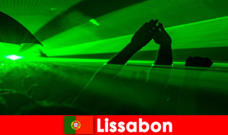 Soirées disco populaires sur la plage pour les jeunes fêtards à Lisbonne Portugal