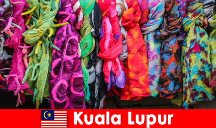 Les touristes culturels à Kuala Lumpur en Malaisie découvrent l'excellent savoir-faire