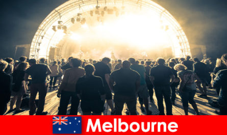 Des étrangers assistent chaque année aux concerts gratuits en plein air à Melbourne en Australie