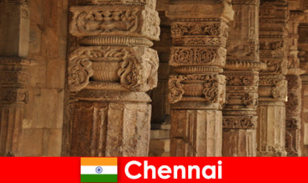 Les étrangers visitent Chennai en Inde pour voir les magnifiques temples colorés