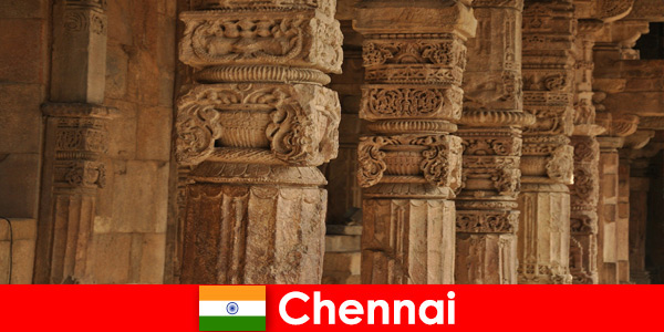 Les étrangers visitent Chennai en Inde pour voir les magnifiques temples colorés