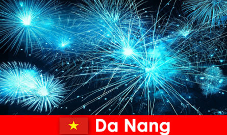 Les touristes de Da Nang au Vietnam assistent à des spectacles de feu à couper le souffle au dîner