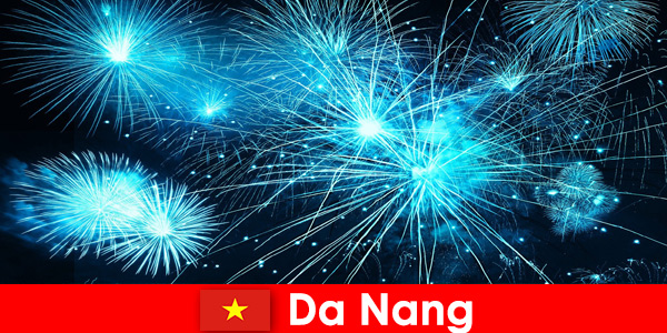 Les touristes de Da Nang au Vietnam assistent à des spectacles de feu à couper le souffle au dîner