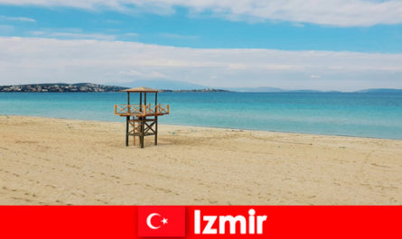 Les vacanciers relaxants seront enchantés par les plages d'Izmir Turquie