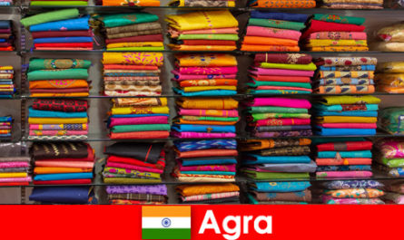 Des groupes de touristes de l'étranger achètent des tissus de soie bon marché à Agra en Inde