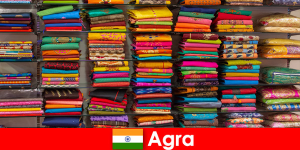 Des groupes de touristes de l’étranger achètent des tissus de soie bon marché à Agra en Inde