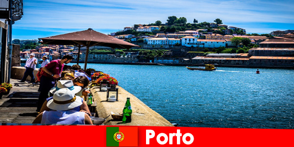 Destination pour les petits vacanciers vers les grands restaurants de poissons du port de Porto Portugal