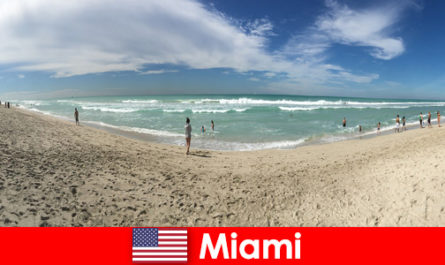 Les jeunes voyageurs trouvent la chaleur de Miami aux États-Unis excitante, branchée et unique