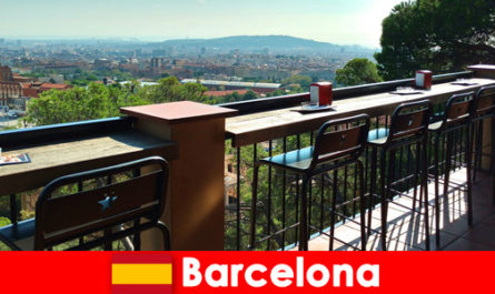 Le charme d'une grande ville à l'état pur pour les visiteurs de Barcelone en Espagne avec ses bars, ses restaurants et sa scène artistique