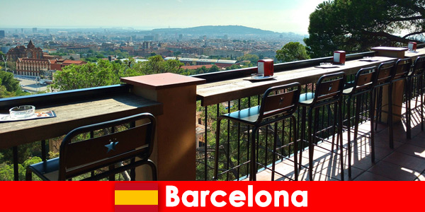 Le charme d’une grande ville à l’état pur pour les visiteurs de Barcelone en Espagne avec ses bars, ses restaurants et sa scène artistique
