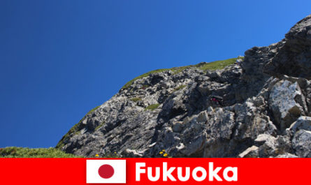 Voyage d'aventure dans les montagnes à Fukuoka au Japon pour les touristes sportifs étrangers