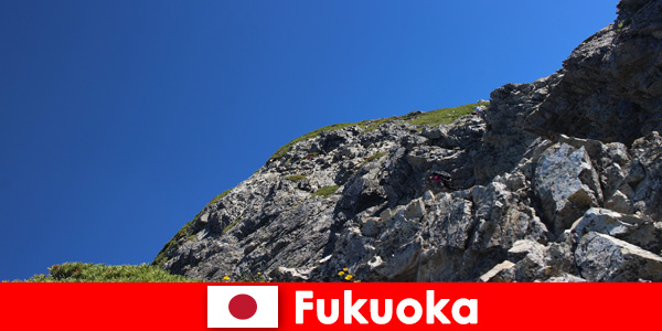 Voyage d’aventure dans les montagnes à Fukuoka au Japon pour les touristes sportifs étrangers