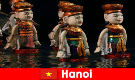 Des représentations bien connues dans le théâtre de marionnettes sur l'eau inspirent des étrangers à Hanoi Vietnam