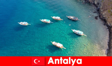 Les touristes utilisent la dernière heure du soleil pour des vacances à Antalya Turquie