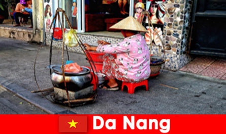 Des étrangers s'immergent dans le monde de la cuisine de rue de Da Nang Vietnam