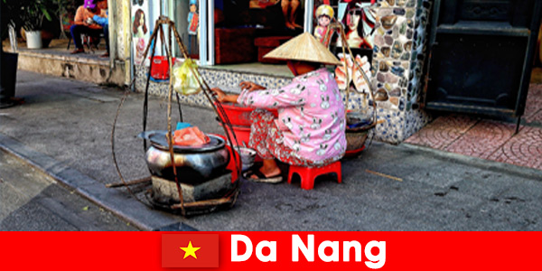 Des étrangers s’immergent dans le monde de la cuisine de rue de Da Nang Vietnam