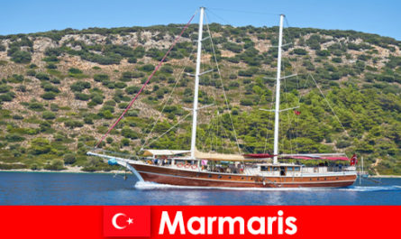 Voyage de vacances pour les jeunes touristes avec des excursions en bateau populaires à Marmaris en Turquie