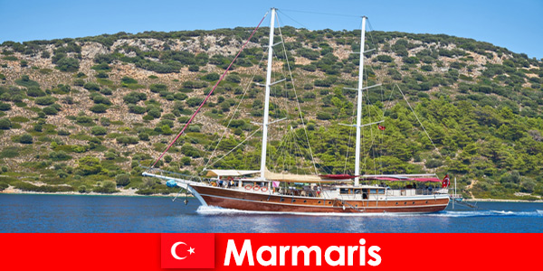 Voyage de vacances pour les jeunes touristes avec des excursions en bateau populaires à Marmaris en Turquie