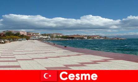 Les cartes postales à motifs sont une expérience pour les invités étrangers à Cesme en Turquie