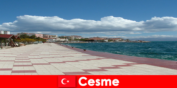 Les cartes postales à motifs sont une expérience pour les invités étrangers à Cesme en Turquie