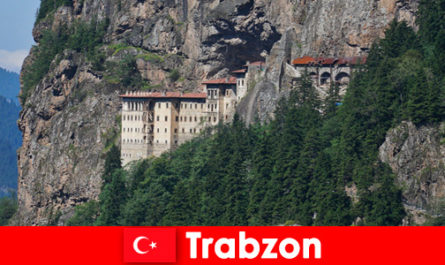 Les ruines du vieux monastère de Trabzon en Turquie invitent les touristes curieux à visiter