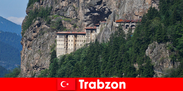 Les ruines du vieux monastère de Trabzon en Turquie invitent les touristes curieux à visiter
